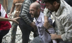 Un père hurle de chagrin après la découverte du corps de sa fille dans les décombres le 24 septembre 2016 dans la quartier Al-Shaar à Alep