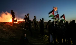 Des Palestiniens manifestent devant la barrière qui les sépare d'Israël, le 22 mars 2019 à Gaza