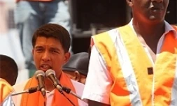 Lundi 2 fevrier 2009
 Antananarivo meeting du maire Andry Rajoelina devant 10000 personnes sur la place du 13 mai