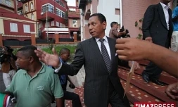 Lundi 2 fevrier 2009 
Antananarivo, haute cour constitutionnelle : Nyhasaina Andriamanjato, ancien ministre des télécommunications de l'ex-président Didier Ratsiraka et actuel bras droit du maire Andry Rajoelina, dépose u