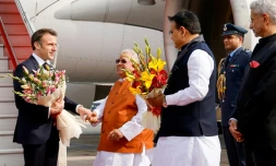 Le président Emmanuel Macron arrive à l'aéroport de Jaipur, en Inde, le 25 janvier 2024