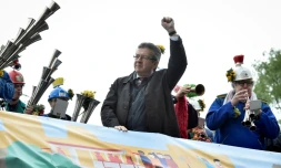 Jean-Luc Mélenchon, à bord de sa "péniche insoumise" à Bobigny, le 17 avril 2017