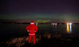 Un homme costumé en père Noël à Vaasa (Finlande) by le 23 décembre 2016