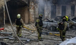 Des pompiers ukrainiens éteignent un incendie dans des bâtiments touchés par des frappes aériennes russes dans la ville portuaire d'Odessa, le 9 août 2026