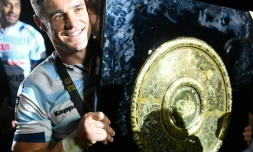 Dan Carter avec le "Bouclier de Brennus" remporté au Camp Nou de Barcelone avec le Racing, le 24 juin 2016