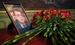 Des fleurs déposées en hommage à l'ambassadeur russe assassiné à Ankara, Andreï Karlov, au ministère des Affaires étrangères à Moscou, le 20 novembre 2016