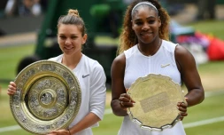 La Roumaine Simona Halep (g) remporte la finale Wimbledon en battant l'Américaine Serena Williams le 13 juillet 2019