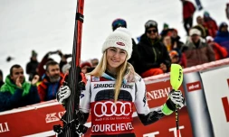 L'Américaine Mikaela Shiffrin pose dans l'aire d'arrivée après avoir remporté le slalom de Couchevel, le 22 décembre 2018