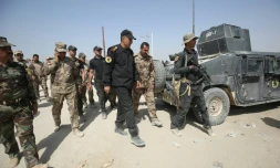 Le général irakien en charge des opérations à Fallouja Wahab al-Saadi (au centre) marche entouré de ses troupes dans la banlieue sud de Fallouja le 1er juin 2016