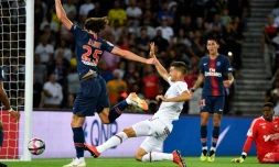 Le milieu de terrain du Paris SG Adrien Rabiot (g) inscrit un but lors de la victoire face à Caen au Parc des Princes en 1re journée de L1 le 12 août 2018