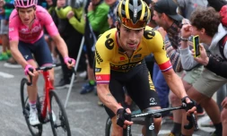 Le Slovène Primoz Roglic (D) attaque le leader du Giro Geraint Thomas (G) dans le dernier kilomètre de la 19e étape du Tour d'Italie, le 26 mai 2023 à Tre Cime di Lavaredo
