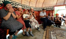 Les proches de Burulai Turdaaly Kyzy, une étudiante en médecine de 20 ans, lors d'une cérémonie marquant le 40ième jour après son meurtre par celui qui l'avait enlevée, dans une yourte à Sokoulouk, dans le nord du Kirghizstan, le 28 juin 2018