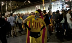 Un homme déguisé en super-héros aux couleurs du drapeau catalan, le 27 septembre 2015 alors que les indépendantistes fêtent leur victoire à Barcelone