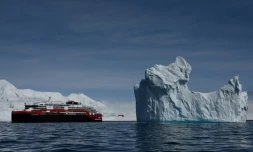 Le bateau de croisière Roald Amundsen passe à côté d'un iceberg, près de l'île de Half Moon, en Antarctique, le 9 novembre 2019