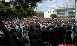 Samedi 7 Fevrier 2009

Antanarivo la police à tiré dans la foules provoquant des dizaines de morts

Photo Fidisoa Ram