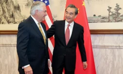 Le ministre chinois des Affaires étrangères Wang Yi et le secrétaire d'Etat américain Rex Tillerson à Pékin le 18 mars 2017