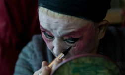 He Zhengcai, directeur de la troupe "Lanterne de Fleurs", se prépare pour un spectacle à Kunming, le 7 janvier 2016