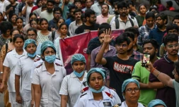 Médecins et étudiants participent le 15 août à Calcutta, en Inde, à une marche silencieuse en hommage à leur collègue tuée