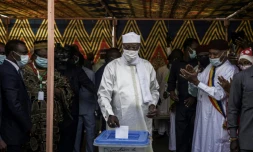 Le président tchadien (C) glisse son bulletin dans l'urne dans un bureau de vote à N'Djamena, le 11 avril 2021