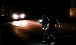 Des Cubains dans une rue de La Havane pendant une panne générale de courant, le 14 mars 2025