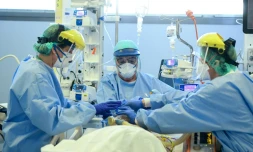 Intervention de soignants de l'hôpital Papa Giovanni XXIII auprès d'un malade atteint par le nouveau coronavirus, le 3 avril à Bergame