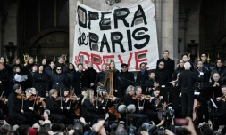 Des musiciens jouent devant l'opéra Garnier lors de la grève contre la réforme des retraites, le 18 janvier 2020 à Paris 