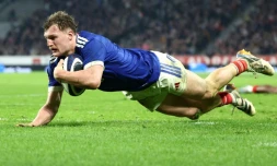Le centre français Emilien Gailleton marque un essai lors de la victoire bonifiée du XV de France contre l'Italie (33-8), lors du Tournoi le 22 février 2026 à Villeneuve-d'Ascq