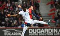 L'attaquant ivoirien de Lyon Maxwell Cornet (en blanc) contre Lyon en Ligue 1 le 8 mars 2020 au stade Pierre-Mauroy à Villeneuve-d'Ascq