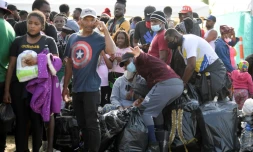 Des migrants haïtiens attendent de pouvoir rejoindre la zone frontalière avec le Panama, le 23 septembre 2021 à Necocli, en Colombie