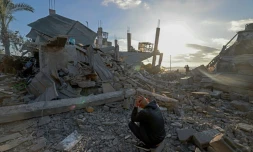 Un homme se tient au milieu des débris de maisons détruites à la suite d'un bombardement israélien, le 22 février 2024 à Rafah dans la bande de Gaza