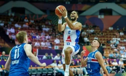 Le meneur des Bleus Elie Okobo s'envole pour un layup facile contre l'Islande à l'Euro, le 4 septembre 2025 à Katowice, en Pologne