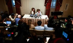 Mimi Haleyi et son avocate Gloria Allred lors d'une conférence de presse à New York le 24 octobre 2017 à New York