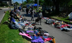 Un marché de rue à Villa Fiorito, dans la banlieue de Buenos Aires, le 19 octobre 2025 en Argentine