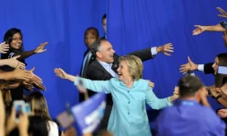 Hillary Clinton et son colistier Tim Kaine arrivent pour un meeting de campagne à l'univerité de Miami, le 23 juillet 2016