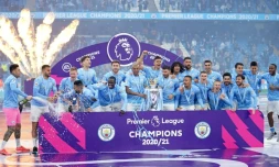 Les joueurs de Manchester City fêtent leur titre de champions d'Angleterre, après leur match de Premier League à domicile contre Everton, le 23 mai 2021 à l'Etihad Stadium