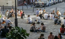 Assis sur les pavés parisiens pour boire un verre, le 29 mai 2020