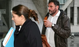 Le docteur Frédéric Péchier (à droite), anesthésiste de Besançon soupçonné de dizaines d'empoisonnements, devant le tribunal de Besançon le 12 juin 2019