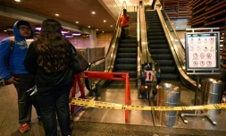 Des personnes attendant dans le centre commercial où s'est produit un attentat le 17 juin 2017 à Bogota 