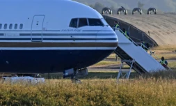 Le Boeing 767 censé emmener des migrants expulsés du Royaume-Uni vers le Rwanda, le 14 juin 2022 sur le tarmac de la base militaire d'Amesbury