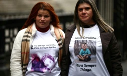 Pamela Fernandes et Gelvana Rodrigues, mères d'Emanuelle et de Thiago qui ont été tués dans la catastrophe du barrage de Mariana (Br (Brésile), arrivent au bâtiment Rolls de la Haute Cour à Londres le 13 mars 2025