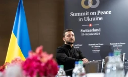 Le président ukrainien Volodymyr Zelensky à cÎté d'un drapeau de son pays, au sommet de la paix en Ukraine, le 15 juin 2024, à Burgenstock, prÚs de Lucerne, en Suisse