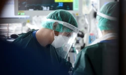 Des soignants prennent en charge un patient atteint du Covid Ă Essen, en Allemagne le 22 mars 2021