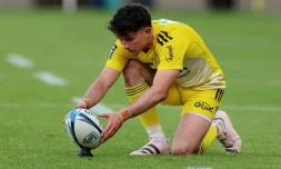 Le demi de mêlée français de La Rochelle Hugo Reus se prépare à botter une pénalité lors du match de Top 14 contre Montpellier, à Montpellier, le 13 mai 2023