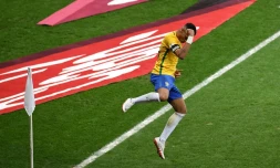 L'attaquant brésilien Neymar saute de joie après avoir inscrit le 2e des 3 buts face à l'Argentine en qualif pour le Mondial-2018, le 10 novembre 2016 à Belo Horizonte