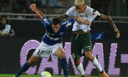 L'attaquant de Strasbourg, Jeremy Blayac (à g.) et le défenseur de Saint-Etienne, Léo Lacroix (à dr.) pendant le match de Coupe de la Ligue, le 25 octobre 2017 au stade de la Meinau à Strasbourg