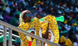 Un homme souffle dans son vuvuzela lors de la cérémonie d'investiture du président zimbawéen Emmerson Mnangagwa, le 26 août 2018 à Harare