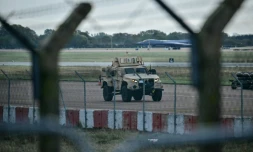Un véhicule blindé patrouille dans la base militaire américaine RAF Fairford, dans le sud-ouest de l'Angleterre, le 28 septembre 2026