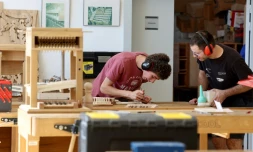 Des apprentis travaillent sur la maquette d'un orgue au Centre de formation de la facture d'orgue à Eschau, dans l'est de la France, le 5 septembre 2023