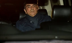 Carlos Ghosn, à bord d'une voiture, à la sortie des bureaux de son avocat, le 3 avril 2019 à Tokyo