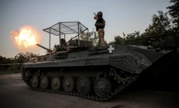 Des soldats ukrainiens de la 24ème brigade mécanisée tirent en direction des positions russes, dans la région ukrainienne de Donetsk le 17 août 2024